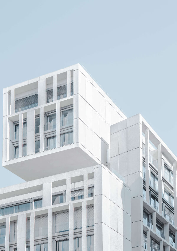 Modernes Wohngebäude mit heller Fassade